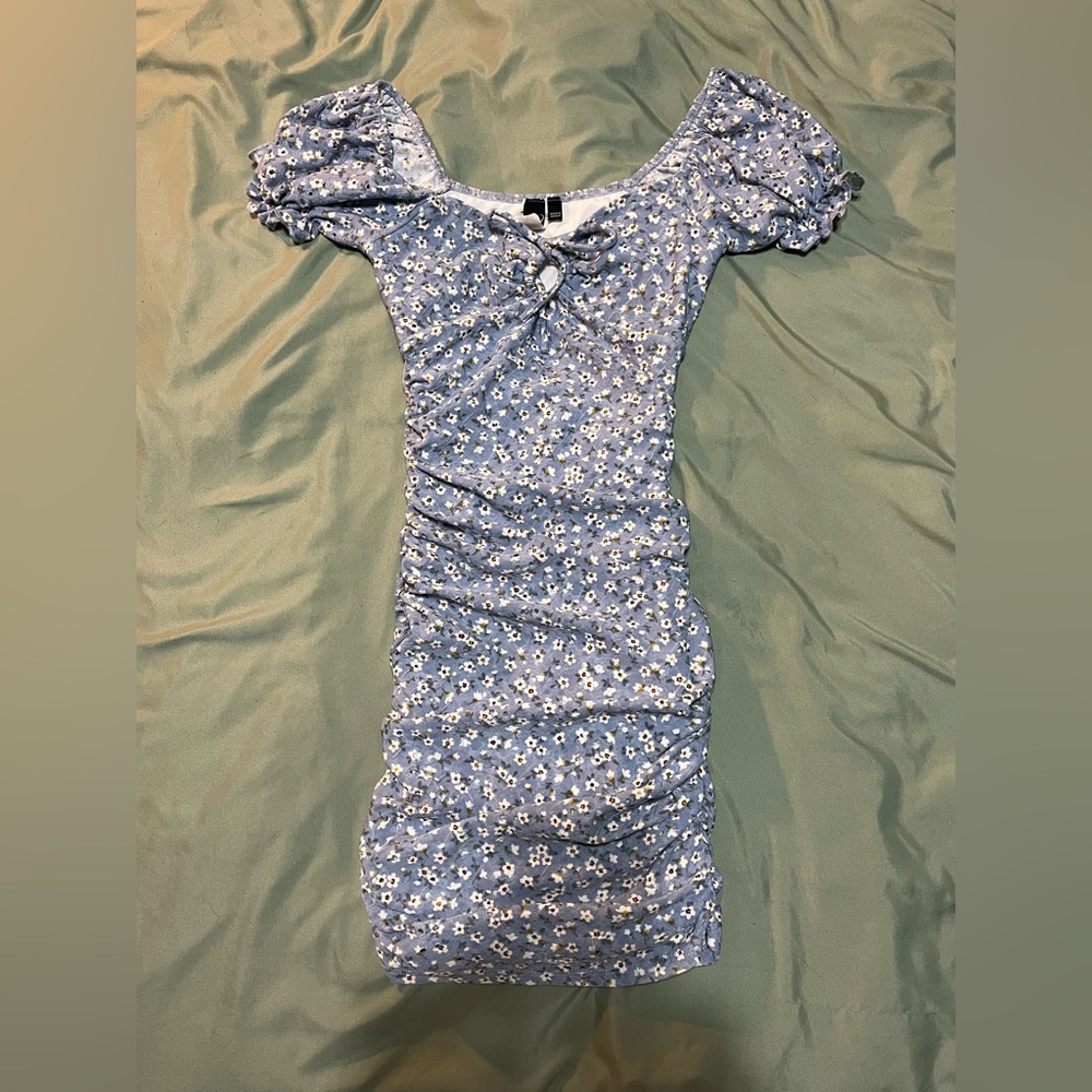 Body-con light blue dress, white daisy pattern